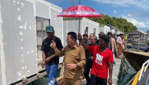 Gubernur Kepri Meninjau Proyek Pembangunan Rumah Suku Laut di Desa Tajur Biru Lingga