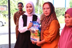 Bersama Baznas, Hafizha Rahmadhani Distribusikan Paket Sembkao Dhuafa dan Stunting