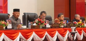 Adi Prihantara Mendengarkan Pandum Fraksi DPRD Kepri Terhadap Nota Keuangan dan Ranperda APBD Kepri 2024