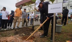 HUT Ke-52 Korpri, Ansar Ahmad Jalan Santai dan Menanam Pohon di Dompak