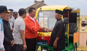 Gubernur Kepri Menyerahkan Sebelas Becak Listrik untuk Masyarakat Penyengat