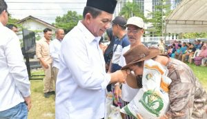 Gubernur Kepri Menyerahkan Bantuan Beras kepada 1.700 Warga Tanjung Uma Batam