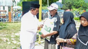 Ansar Ahmad Menyerahkan Bantuan Pangan Cadangan Beras Pemerintah untuk Warga Sekupang
