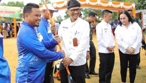Pemko Tanjungpinang Menyalurkan Alat Kebersihan, Hasan: Biar Makin Semangat Goronya