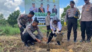 Kapolres Bintan Tanam Bibit Buah-buahan di Lingkungan Mapolres