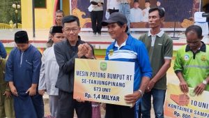 Pj Wali Kota Tanjungpinang Menyerahkan Alat Pendukung Kebersihan di Pulau Penyengat