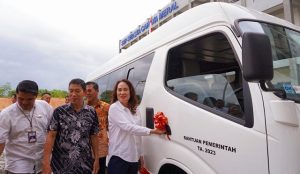 Cen Sui Lan Menyerahkan Bus Sekolah untuk SMP Swasta Cahaya Meral Karimun