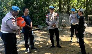 Propam Polres Bintan Berbagi Life Jacket kepada Nelayan di Kampung Hulu Riau