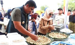 Bupati Bintan Membuka Pesta Gonggong dan Kuliner Tradisional di Gurun Telaga Biru Busung