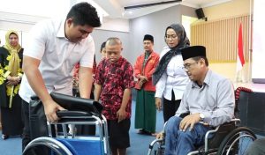 Bupati Bintan Menyerahkan Bantuan kepada Penyandang Disabilitas