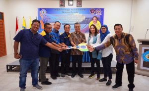 Setelah STT REAL Batam, Cen Sui Lan Menyerahkan Bantuan Bus untuk STIE Bentara Persada