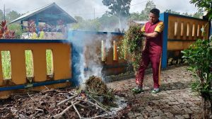 Polsek Gunung Kijang Polres Bintan Membersihkan TPU Bukit Abadi