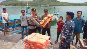 Cuaca Makin Ekstrem, Kapolsek Tambelan Bantu Life Jacket untuk Nelayan Tradisional