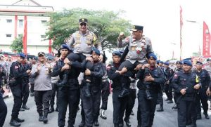Upacara Farewell and Welcome Parade, Gubernur Kepri Menyaksikan Kapolda Diarak Personel