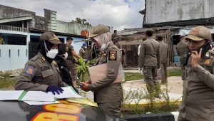 Satpol PP Tanjungpinang Bongkar Warung Penjual Tuak Tak Berizin di Jalan Bandara RHF