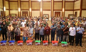 Kapolda Kepri Menyerahkan 500 Paket Sembako dalam Bakti Sosial Polri Peduli Masyarakat