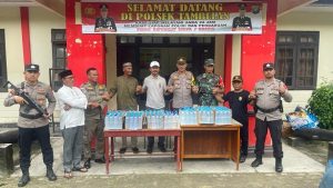 Polsek Tambelan Memusnahkan Arak Hasil Razia di Kapal Roro KM Bahtera Nusantara 03