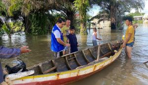 Wabup Bintan Beri Sembako dan Tinjau Lokasi Banjir dengan Menggunakan Sampan