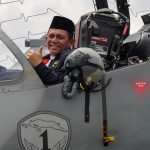 Gubernur Kepri Mencoba Kokpit Pesawat Tempur Hawk 100/200 TNI AU
