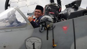 Gubernur Kepri Mencoba Kokpit Pesawat Tempur Hawk 100/200 TNI AU