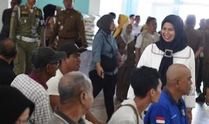 Hj Dewi Kumalasari dan Bupati Bintan Menyerahkan Bantuan Pangan Beras di Tanjung Uban