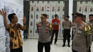 Kapolres Bintan Mengecek Hasil Rekapitulasi di Kantor KPU, 13 TPS Belum Selesai