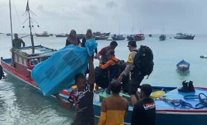 Potret Polisi Mengawal Pendistribusian Logistik Pemilu 2024 di Tambelan Pulau Terdepan NKRI