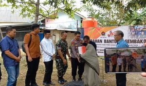 Foto HPN 2024, PWI Bintan Menyerahkan Program Bedah Rumah dan 90 Paket Sembako, Sumiati Pingsan