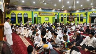 Ansar Ahmad Menyerahkan Bantuan Rp70 juta untuk Mengganti Keramik Masjid Baitul Karim Karimun