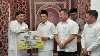 Safari Ramadan, Gubernur Kepri Menyerahkan Bantuan Hibah Rp200 Juta untuk Masjid di Perumahan Kintamani