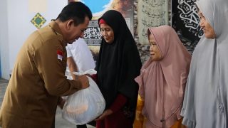 Gubernur Kepri dan Bupati Bintan Menyerahkan Sembako untuk Warga Miskin
