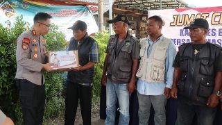 Kapolres Bintan Menyerahkan Bantuan Sembako untuk Pengojek