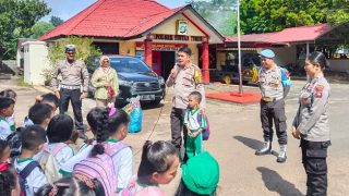 Polisi Sahabat Anak, Puluhan Anak TK Antam Belajar ke Polsek Bintan Timur