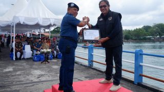 Dirgahayu KPLP Ke-51, PWI Bintan Memberikan Penghargaan kepada Kepala PPLP Tanjung Uban