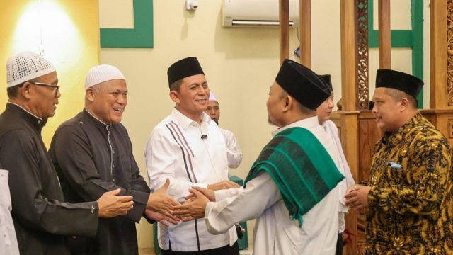 Terawih di Masjid Amanaul Ummah Batam, Gubernur Ansar Serukan Istiqomah Dalam Beribadah