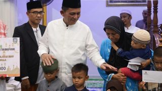 Gubernur Kepri Berbagi Rezeki untuk Anak Yatim Piatu di Masjid Darul Mukhlisin