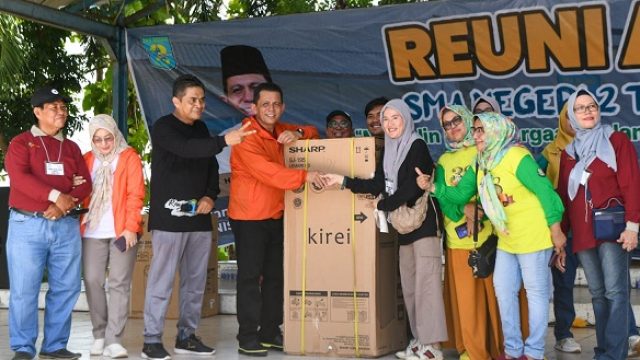 Ansar Ahmad Melepas Jalan Santai Ilunisda Tanjungpinang, Direktur BUMD Menyumbangkan Hadiah buat Guru