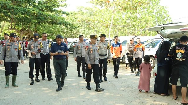 Kapolres Bintan Cek Pos Pelayanan dan Keamanan Pengunjung di Pantai Trikora
