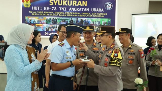 HUT Ke-78 TNI AU, Kapolres Bintan Berikan Kado Kue kepada Danlanud Tanjungpinang