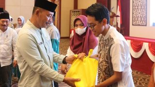 Pemprov Kepri Berbagi Ratusan Paket Sembako untuk Petugas Kebersihan dan THL