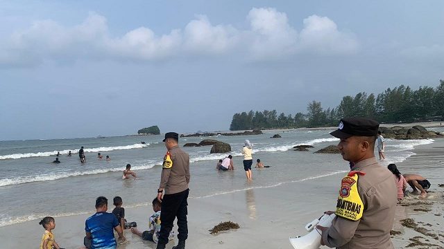 Patroli Tempat Wisata, Polisi Berikan Tips Aman Kepada Pengunjung Pantai