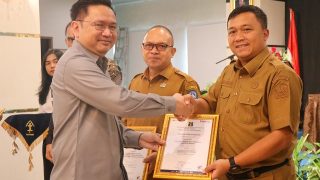 Kelompok Otak-otak Sungai Enam dan Disbudpar Bintan Menerima Penghargaan
