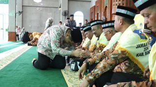 Bupati Bintan Melepas Keberangkatan 82 JCH, Pemkab Bantu Rp1 Juta Per Orang