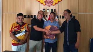 Dedi Sutanto dan Harjo Waluyo Menyerahkan Berkas Pendaftaran Bakal Calon Ketua Umum KONI Bintan