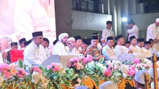 Ansar Ahmad Ajak Ribuan Masyarakat Menjadikan Kepri Berselawat sebagai Ajang Kerukunan Umat