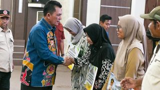 Peduli Korban Bencana di Karimun, Ansar Ahmad Menyerahkan Bantuan Rp1,5 Miliar