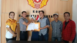 Harjo Ketua PWI Mengambil Formulir Pendaftaran Bakal Calon Ketua Umum KONI Bintan