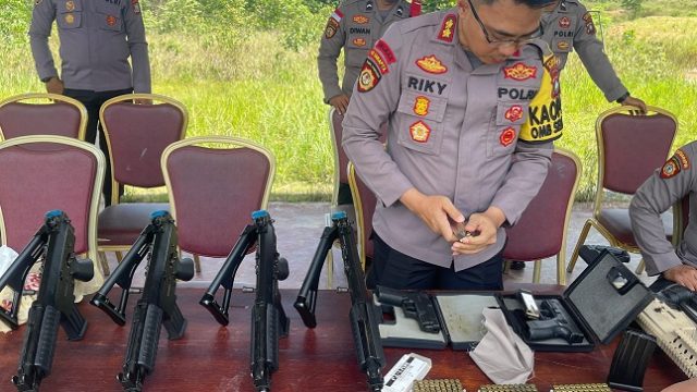 Tujuh Personel Polres Bintan Lulus Ujian Praktik Menembak