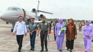 Gubernur Kepri Menyambut Kedatangan Panglima TNI di Bandara RHF Tanjungpinang