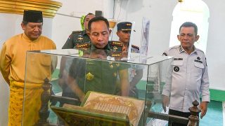 Panglima TNI Mengunjungi Situs Bersejarah dan Mushaf Alquran di Pulau Penyengat